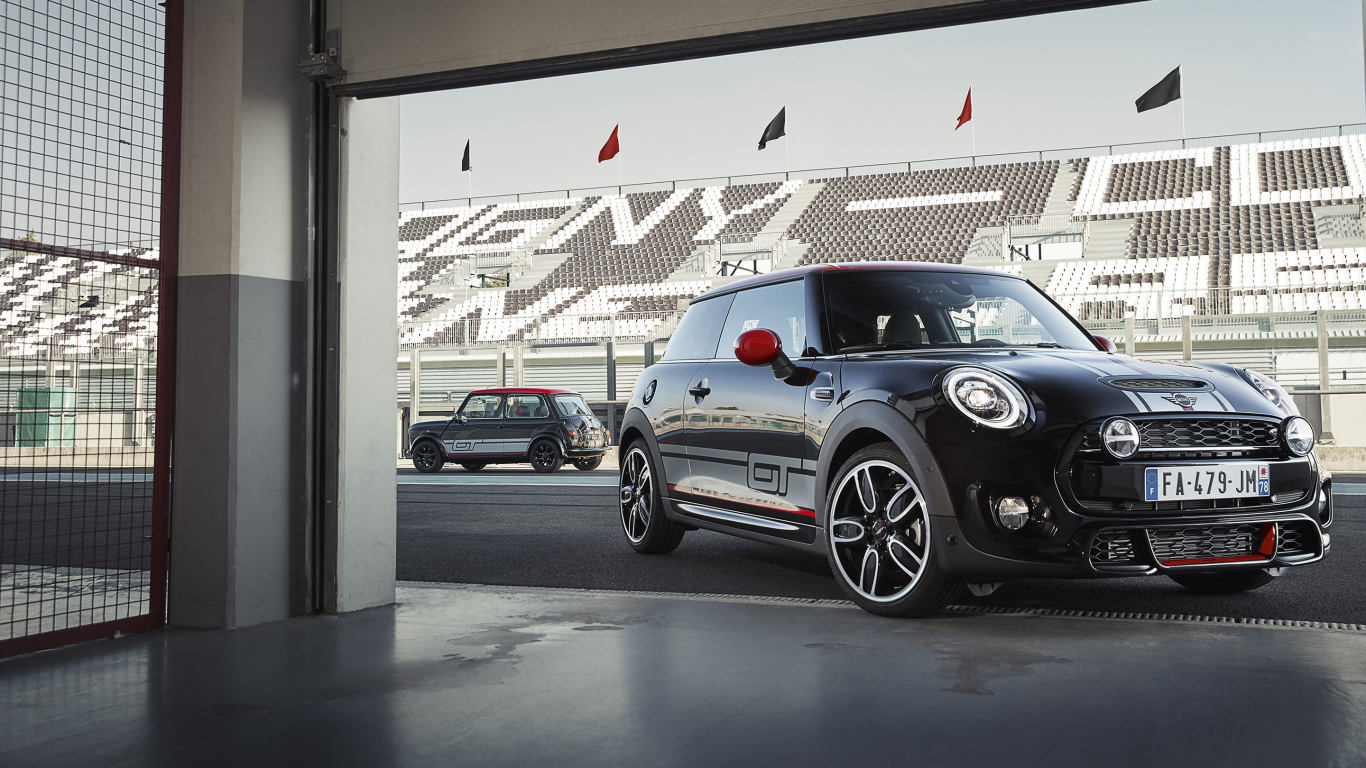 Черный автомобиль MINI Cooper S GT на гоночной трассе