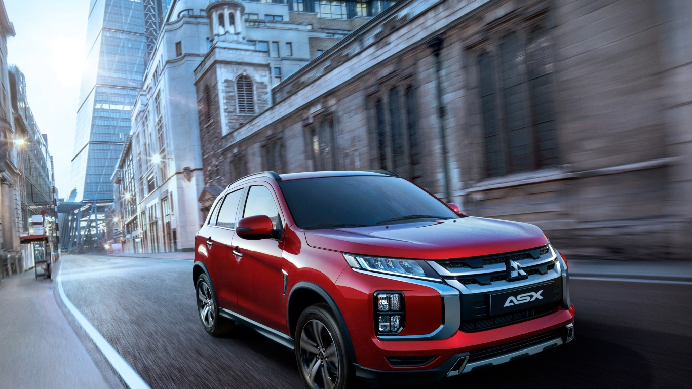 Красный внедорожник Mitsubishi ASX на улице города