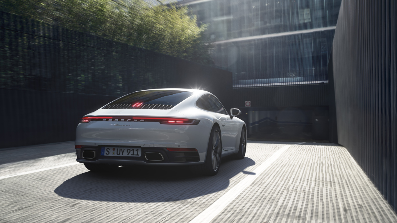 Автомобиль Porsche 911 Carrera 4 2019 года заезжает на парковку