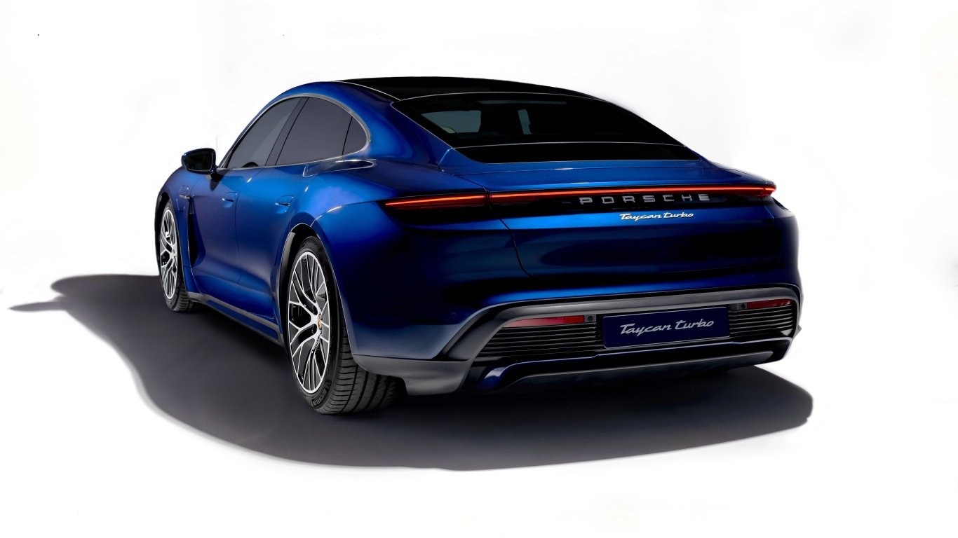 Синий автомобиль Porsche Taycan Turbo 2019 года на белом фоне