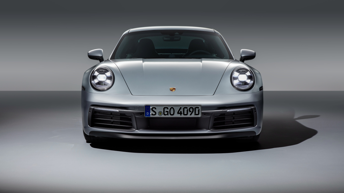 Серебристый автомобиль Porsche 911 Carrera 4S 2019 вид спереди