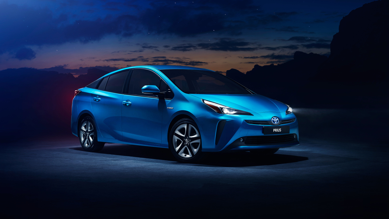 Синий автомобиль Toyota Prius 2019 года в свете луны 