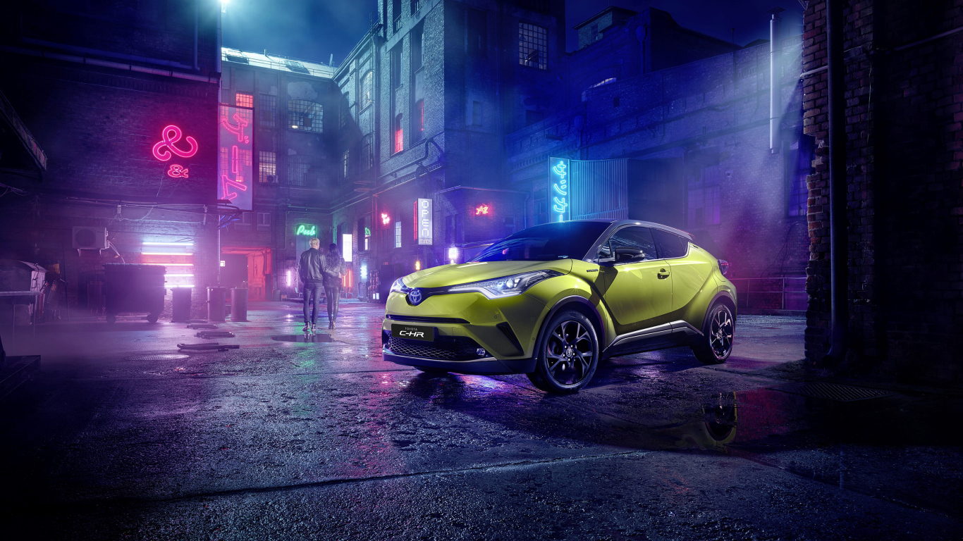Автомобиль Toyota C-HR, 2019 года на ночной улице