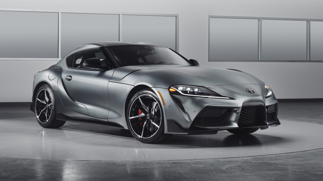 Серебристый спортивный автомобиль Toyota GR Supra, 2020 года