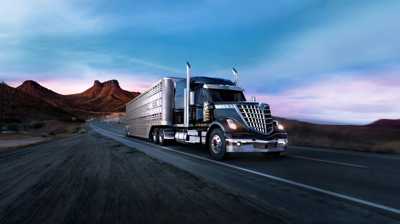 Грузовик International Lone Star на трассе на фоне гор
