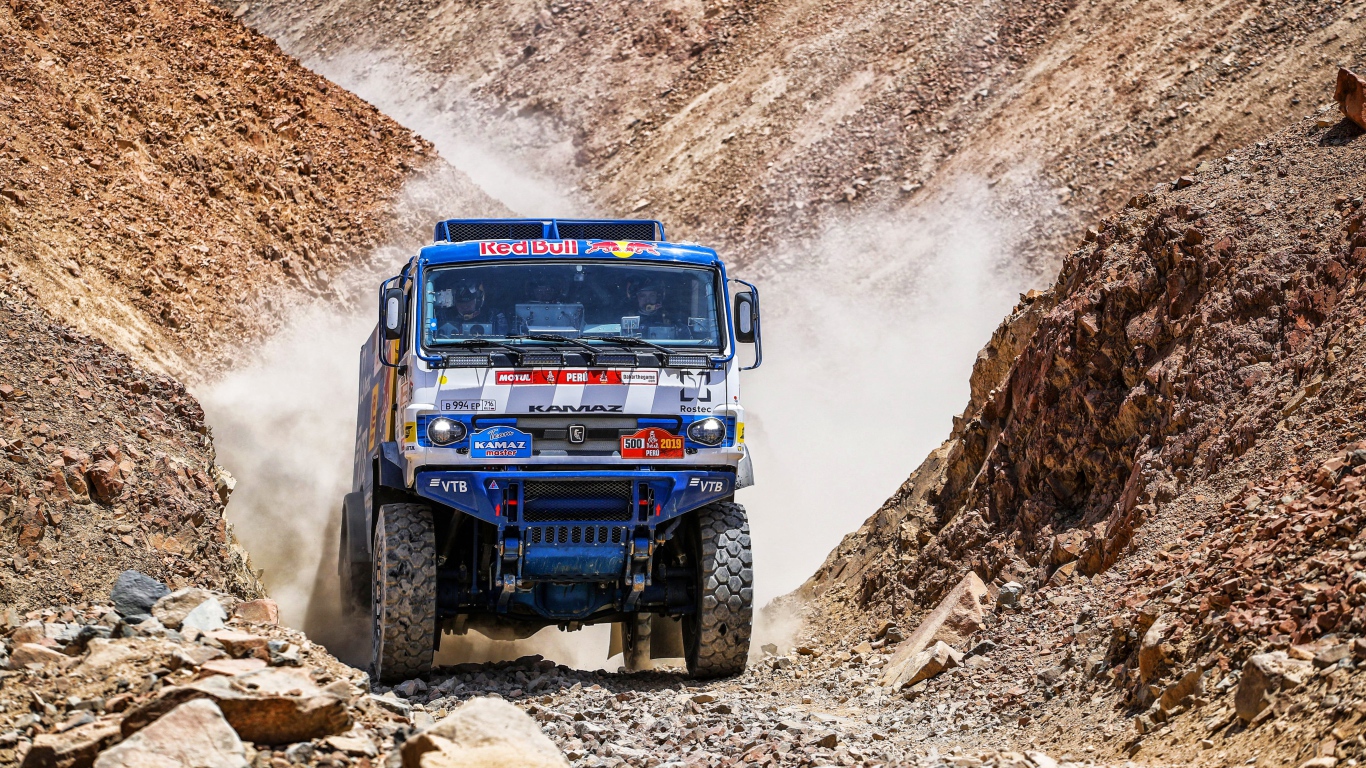 Спортивный камаз на бездорожье на соревновании по  Ралли 