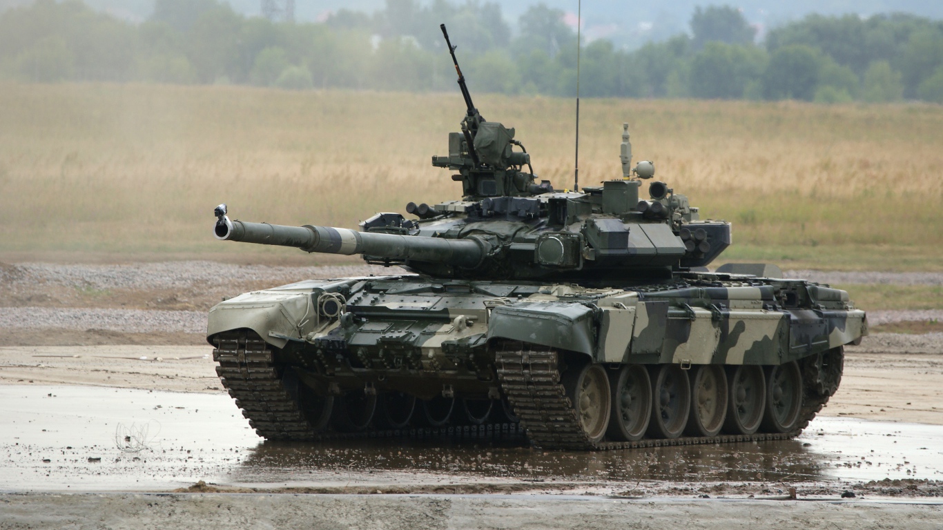 Танк T-90 в грязи