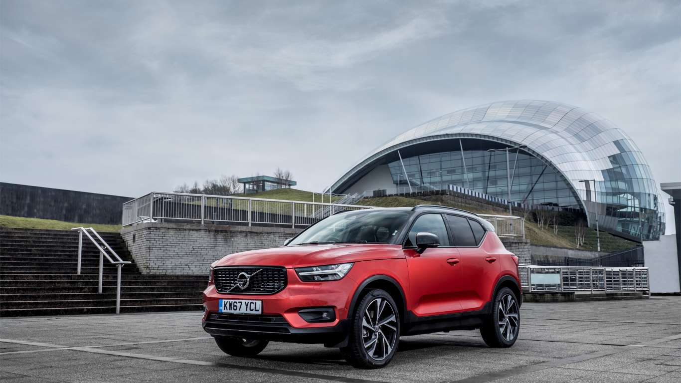 Красный внедорожник Volvo V60 на фоне пасмурного неба