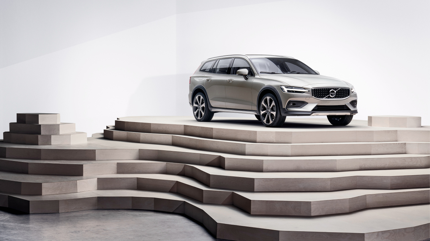 Серебристый автомобиль Volvo V60 T5  на пьедестале 