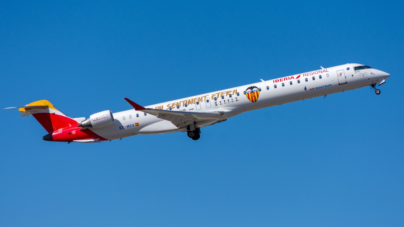 Самолет Bombardier CRJ-1000 авиакомпании Air Nostrum на фоне голубого неба
