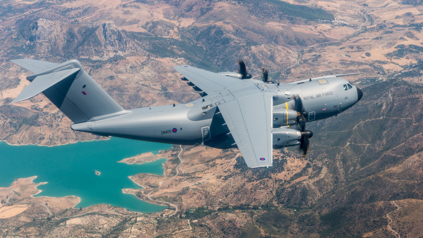 Военный самолет Airbus A400M в небе 