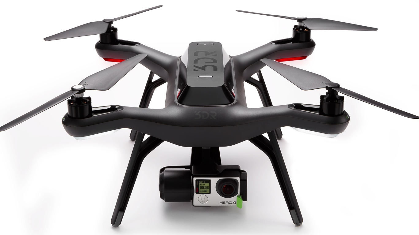 Черный квадрокоптер 3DR Solo на белом фоне