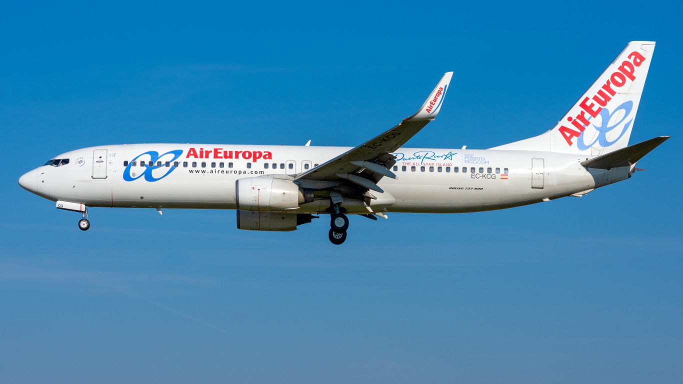 Большой пассажирский Boeing 737-800W авиакомпании Air Europa в голубом небе
