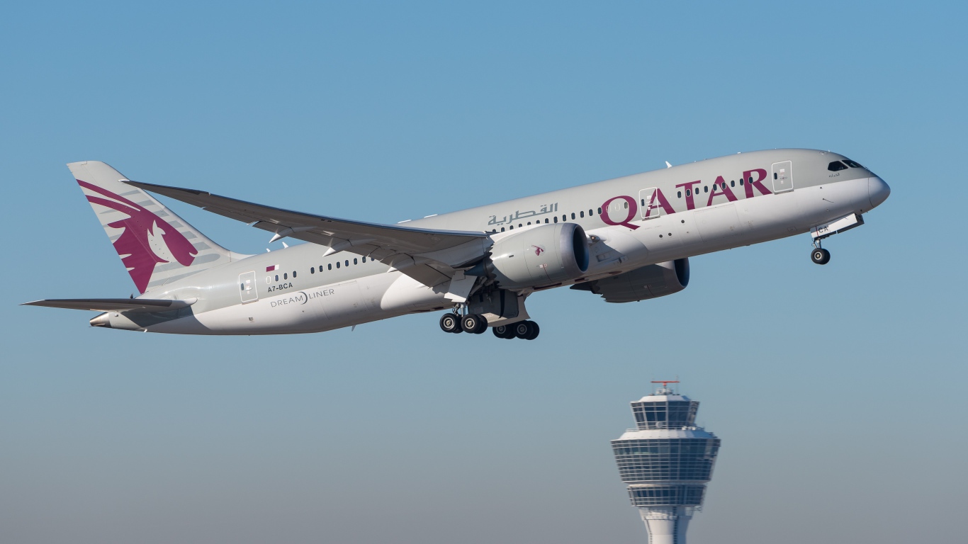 Аэробус авиакомпании Qatar летит в небе