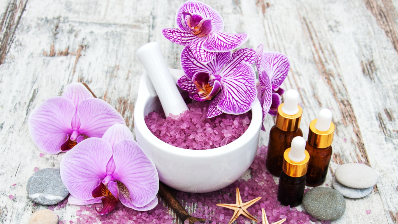 Ароматная соль, цветы орхидеи и ароматическое масло 