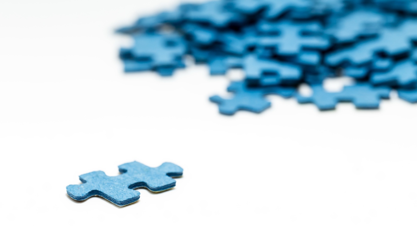 Синий пазл на белом фоне