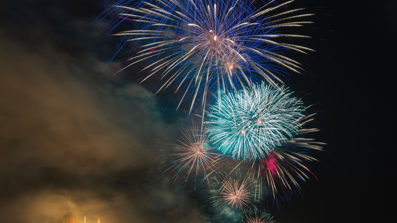 Яркий разноцветный праздничный салют в небе