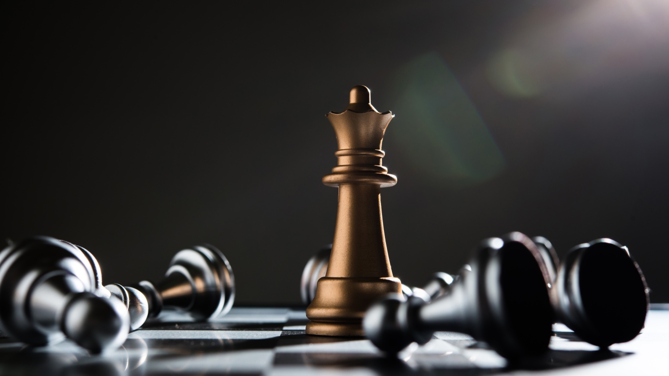 Шахматная королева на доске с пешками 