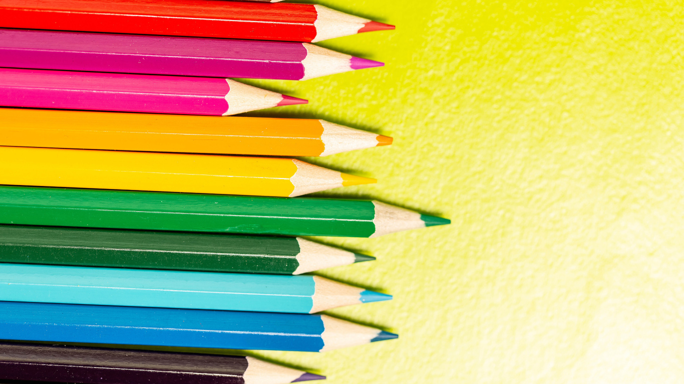 Разноцветные карандаши для рисования лежат на столе