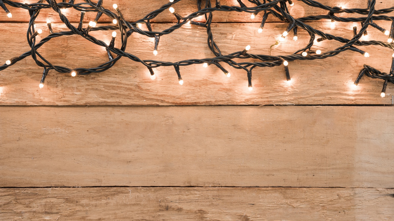 Гирлянда на деревянном фоне