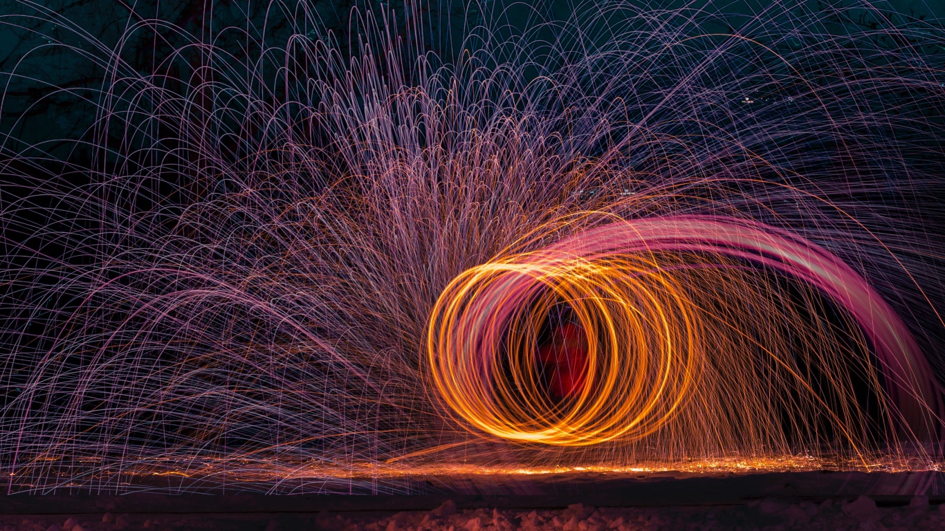 Разноцветные искры яркого фейерверка зимой 