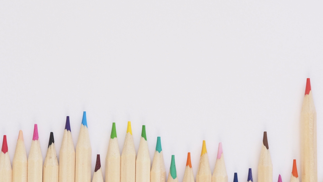 Острые карандаши на белом фоне