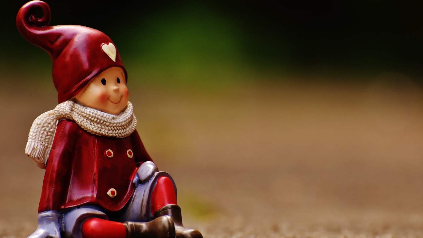 Статуэтка гнома на дороге 