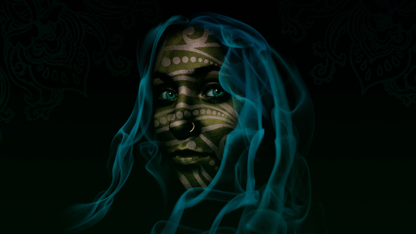 Фантастическая зеленоглазая девушка с волосами из голубого дыма