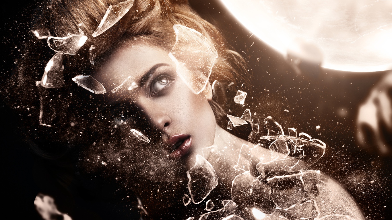 Тело девушки разбивается на осколки 