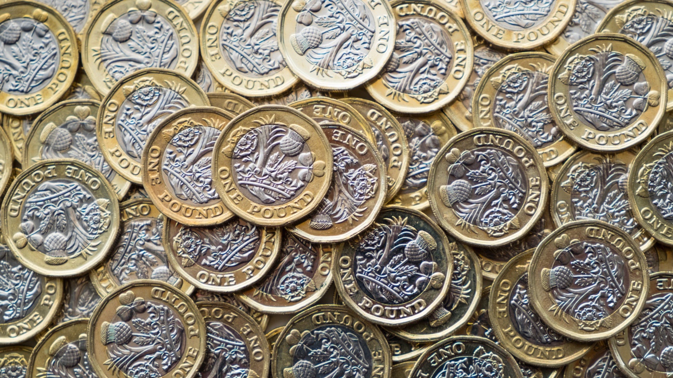 Много монет фунта стерлингов крупным планом