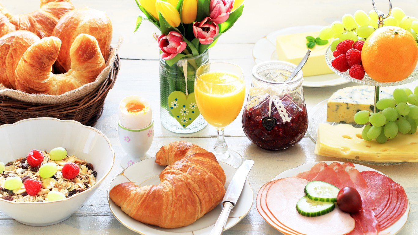 Завтрак на столе с букетом тюльпанов