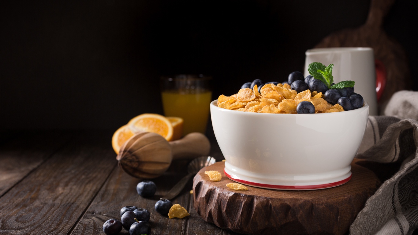 Кукурузные хлопья в тарелке с ягодами черники