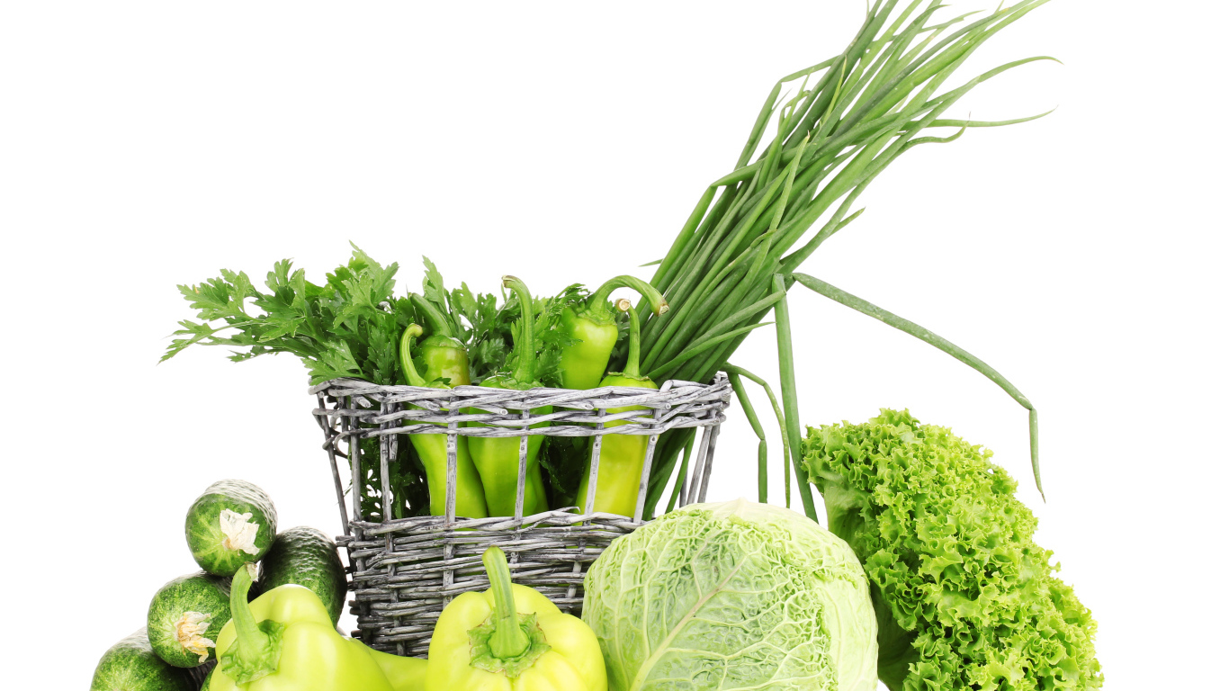 Огурцы, перец, капуста, зеленый лук и петрушка на белом фоне
