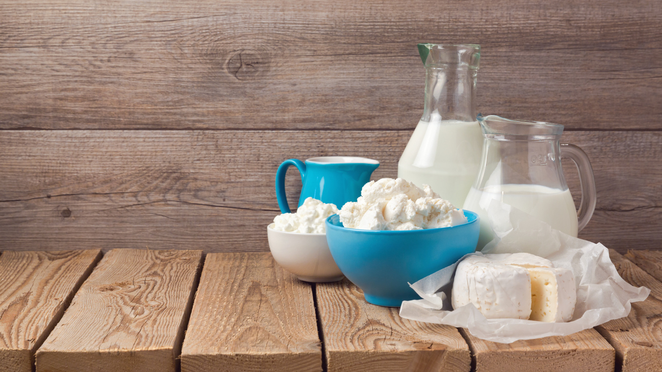 Молочные продукты на деревянном столе