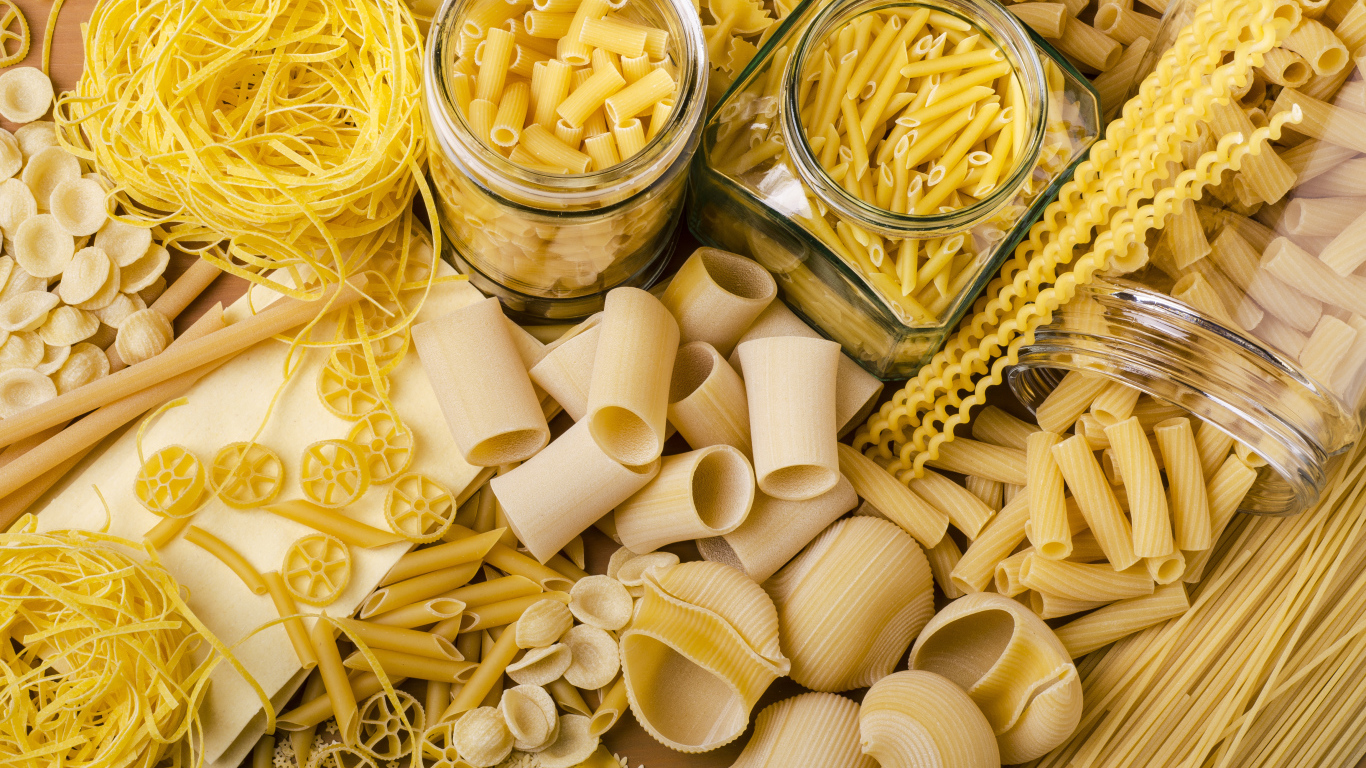 Разные макаронные изделия на столе крупным планом