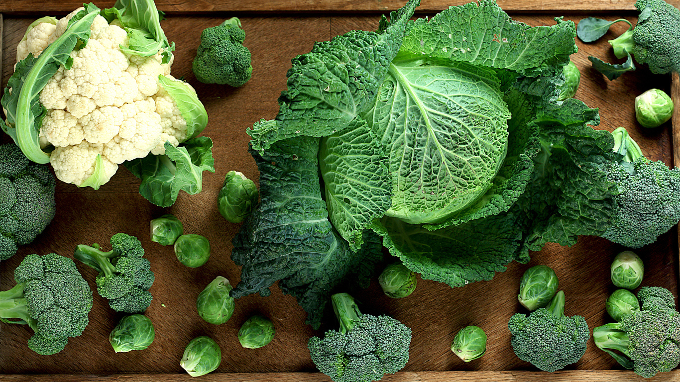 Разные виды капусты на столе вид сверху 