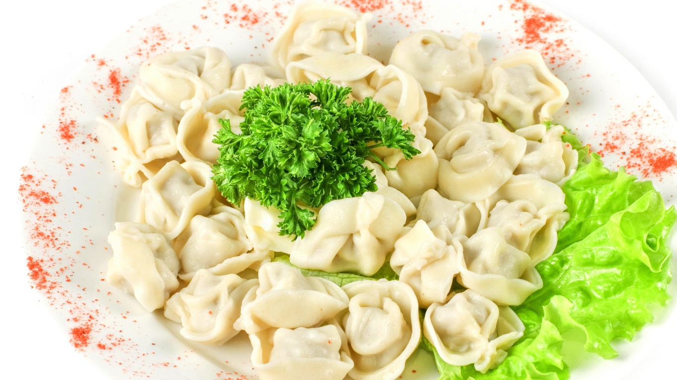 Пельмени с петрушкой и листьями салата на телке с красным перцем 