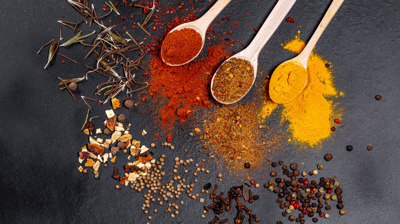 Ароматные специи на серой поверхности 