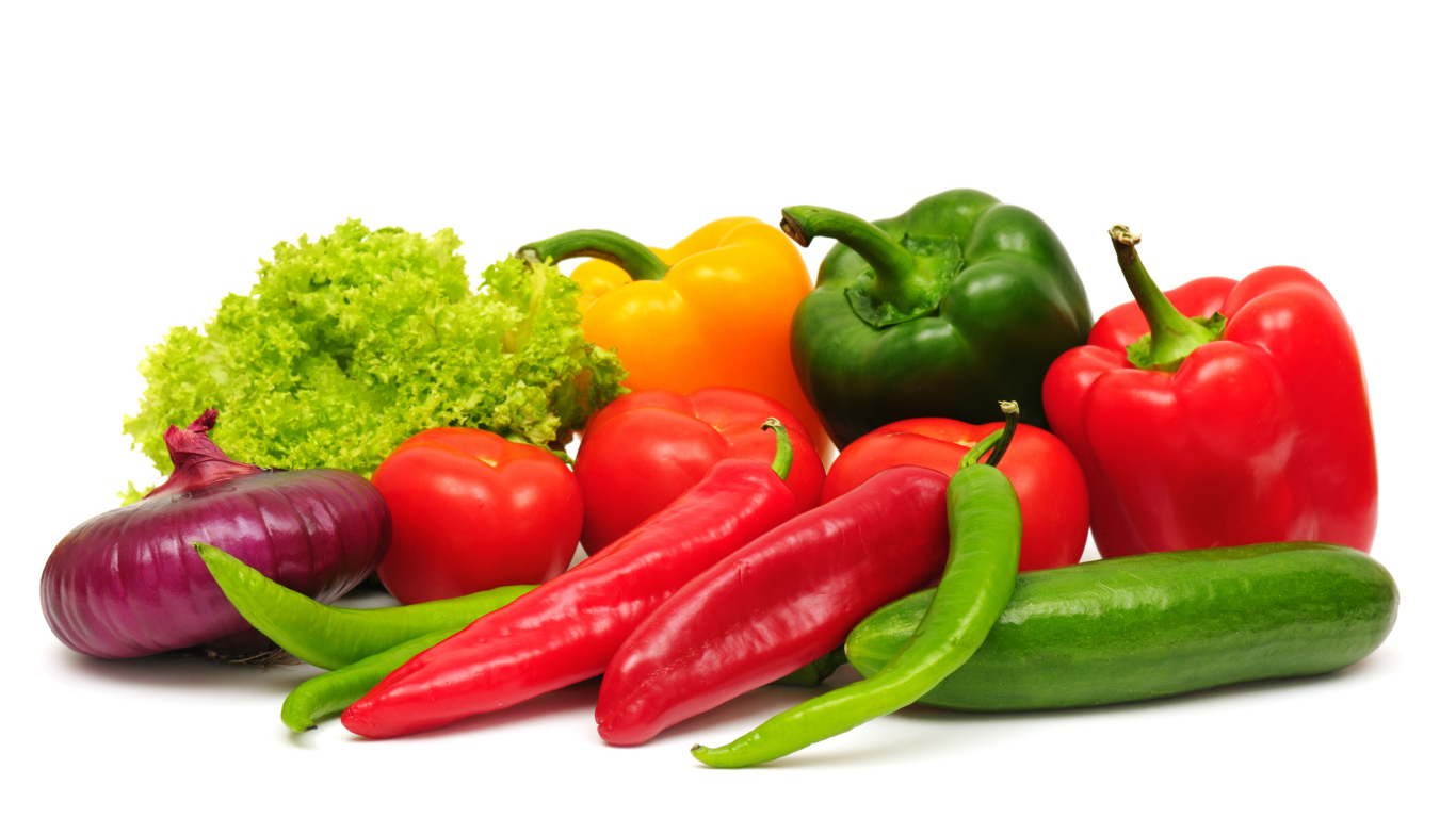 Свежий болгарский перец, помидоры, огурец, лук и листья салата на белом фоне