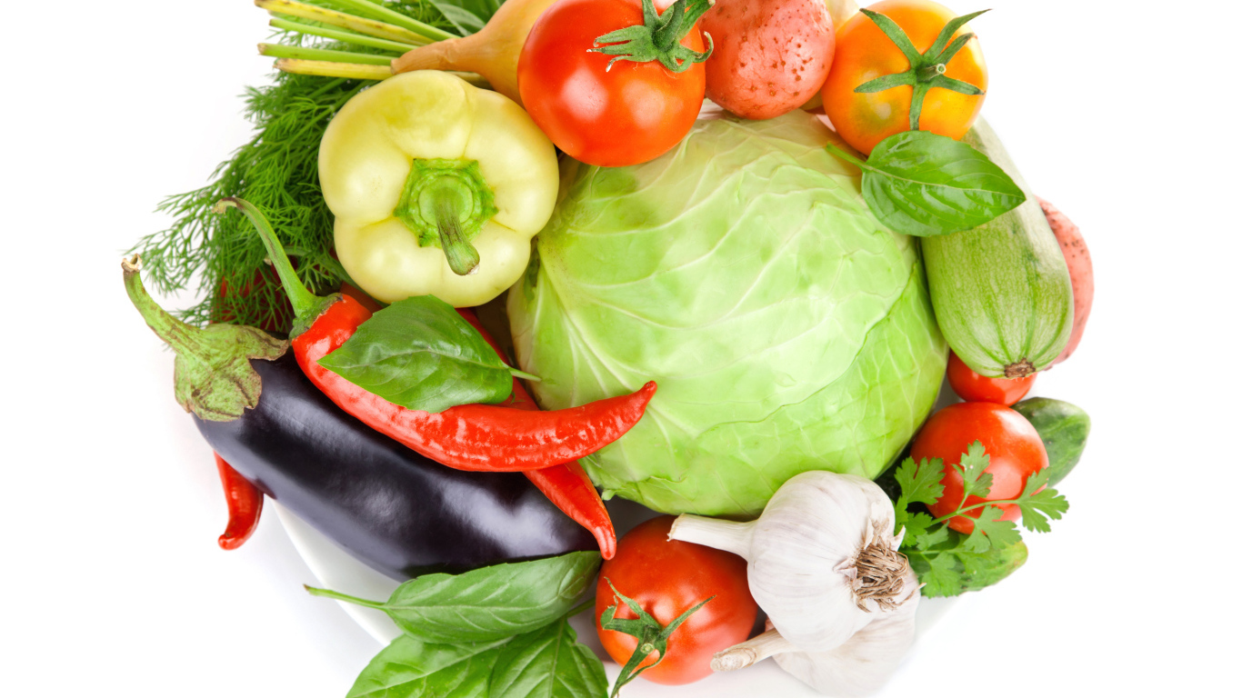 Свежие овощи на белом фоне с зеленью 