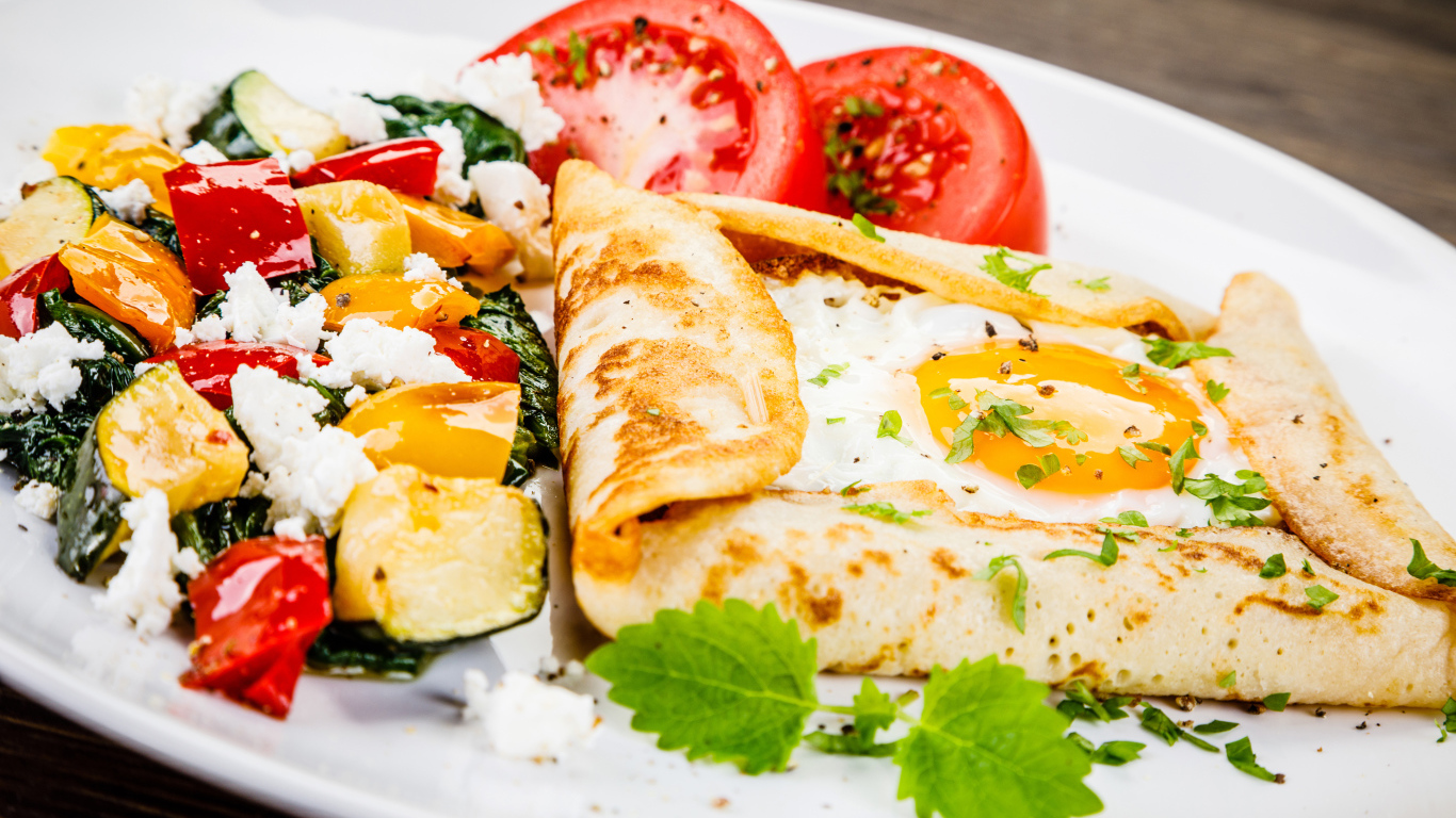 Яичница в лаваше на тарелке с салатом