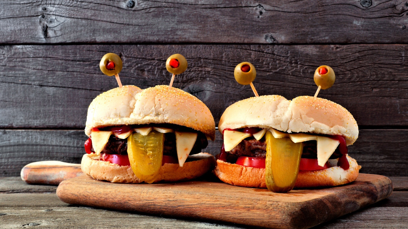 Смешные гамбургеры на разделочной доске