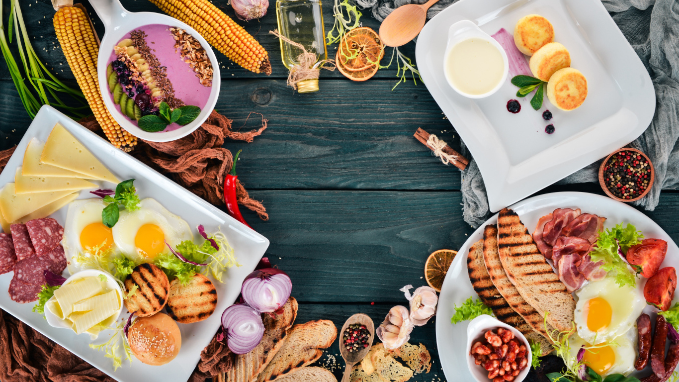 Сытный завтрак на столе со специями 