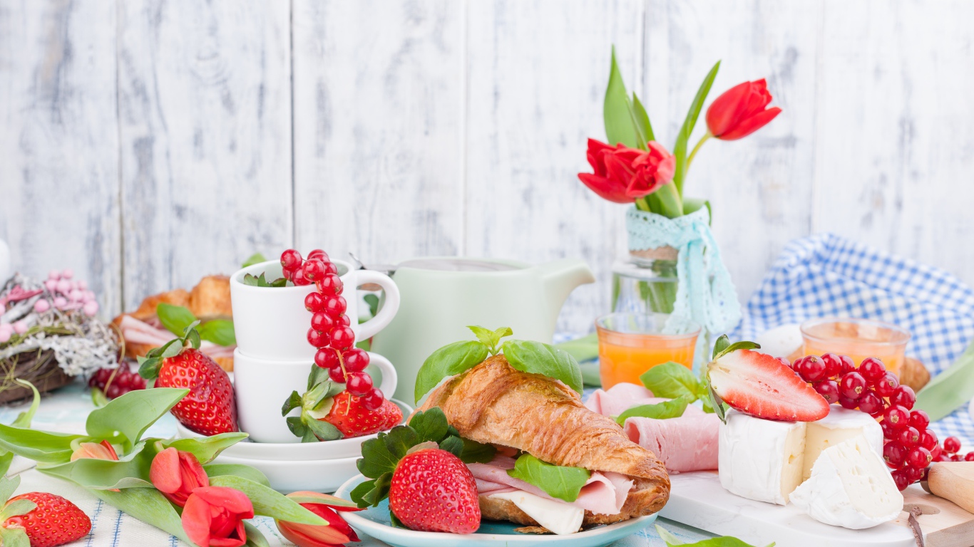 Сытный завтрак на столе с цветами тюльпана