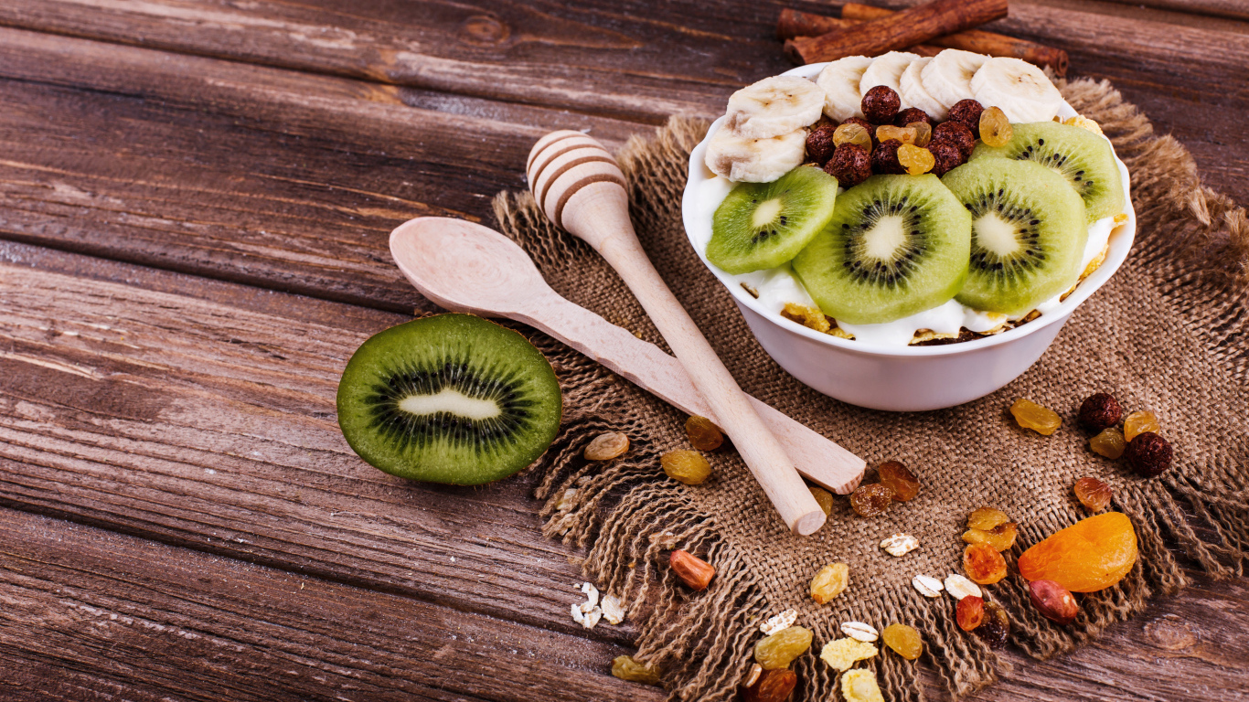 Мюсли с бананами и киви на столе 