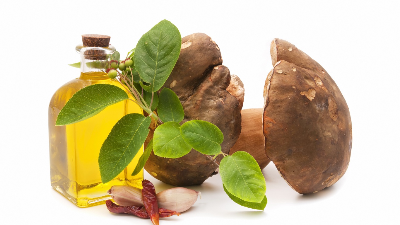 Грибы на белом фоне с оливковым маслом и чесноком