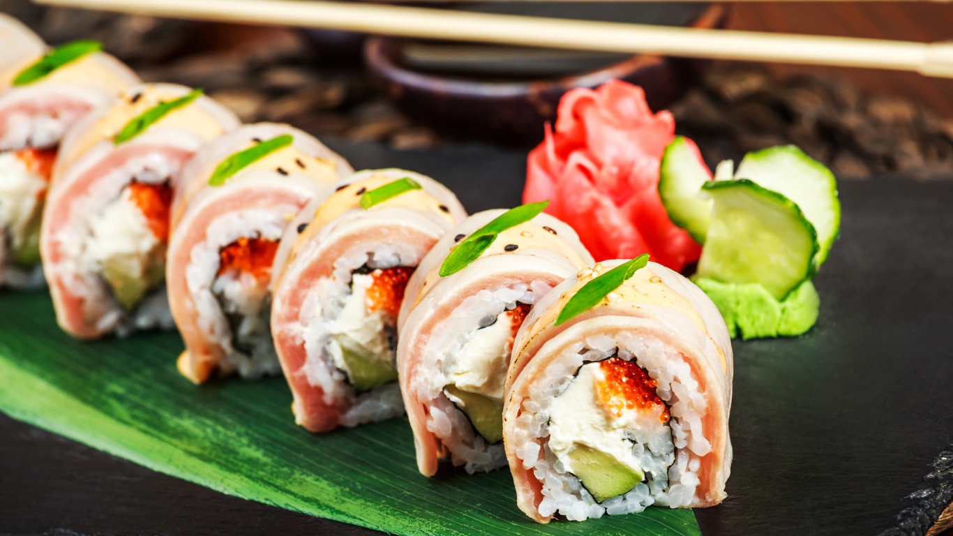 Роллы на тарелке с имбирем и соусом васаби