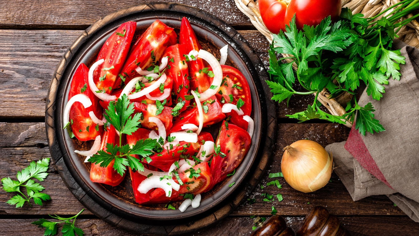 Салат из красных помидор с луком и петрушкой 