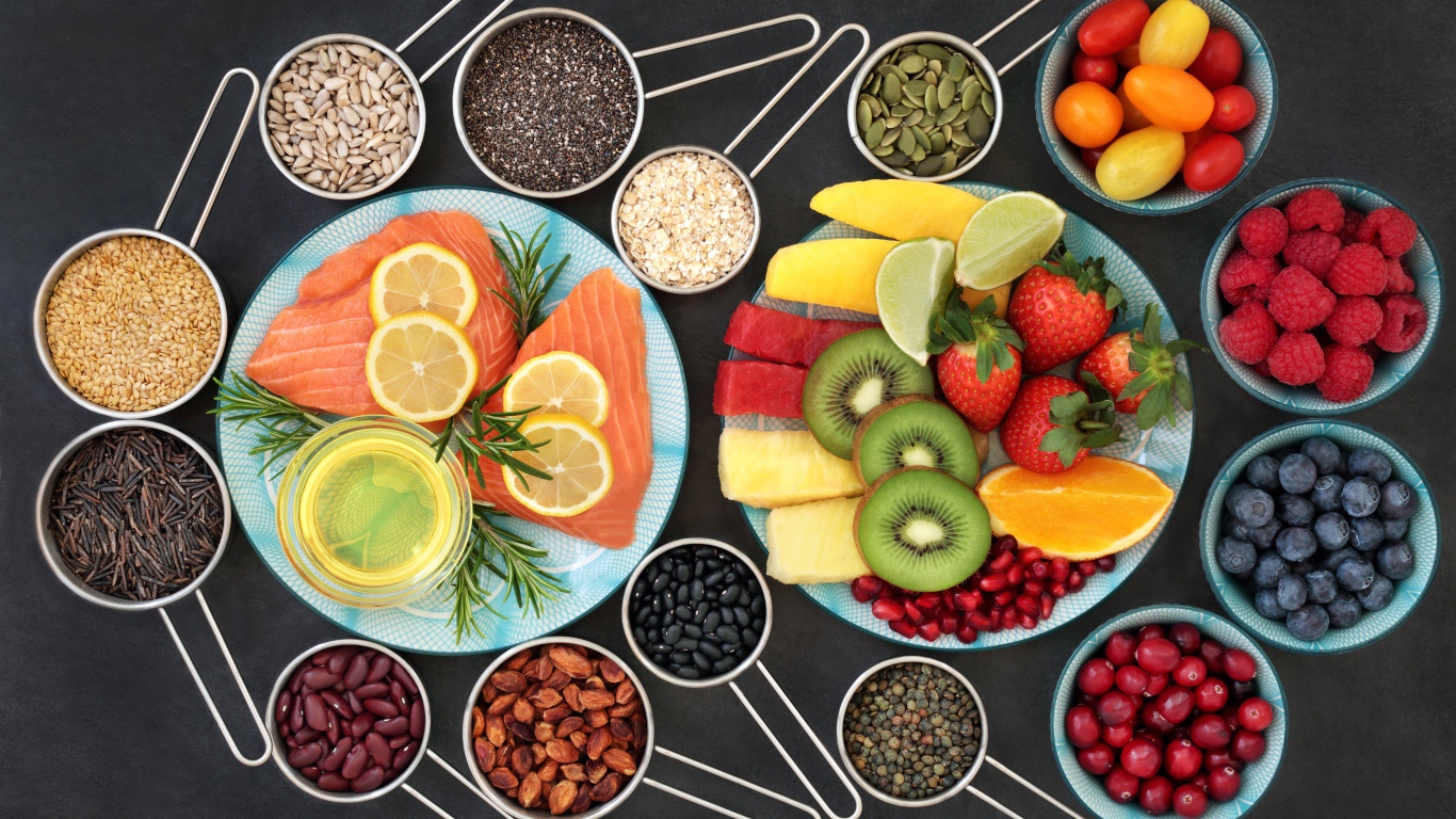 Семена, рыба, ягоды и фрукты на столе вид сверху