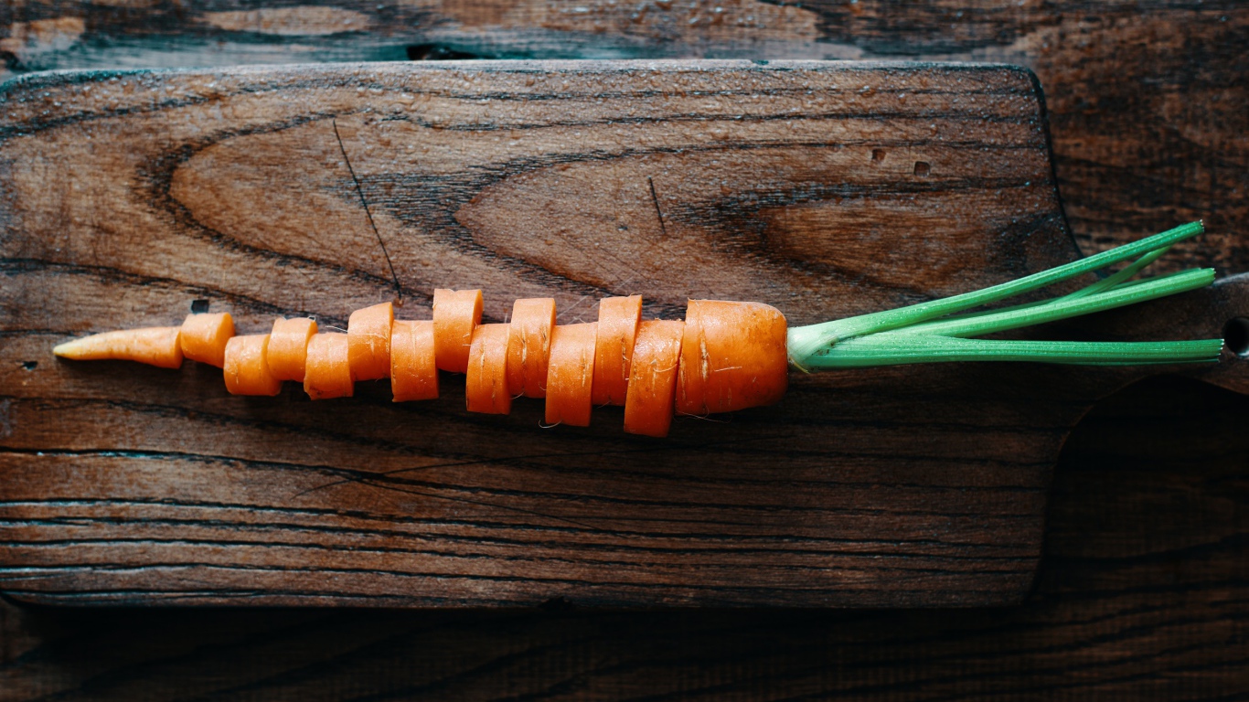 Нарезанная морковь на деревянной доске